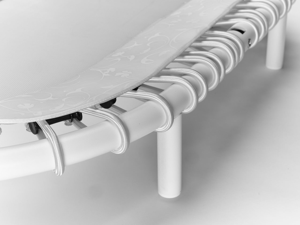 Standpolin in Weiß im Detail mit weißem Rahmen, floraler Musterung und elastischen Seilringen für aktives Stehen, Balance und ergonomische Bewegung.