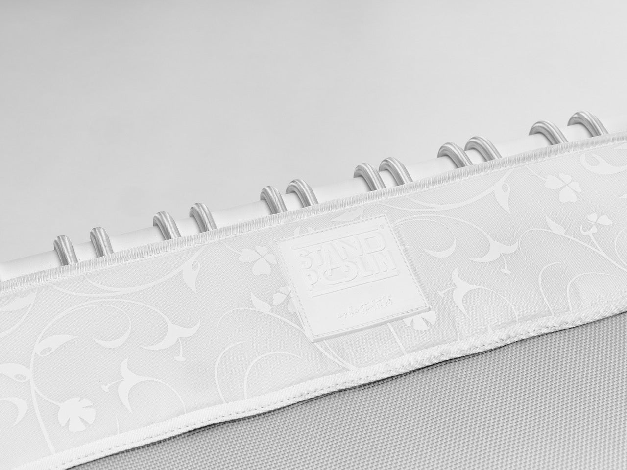 Standpolin in Weiß im Detail mit dezentem Muster, geprägtem Logo und weißen Seilringen für aktives Stehen, Balance und ergonomische Bewegung.