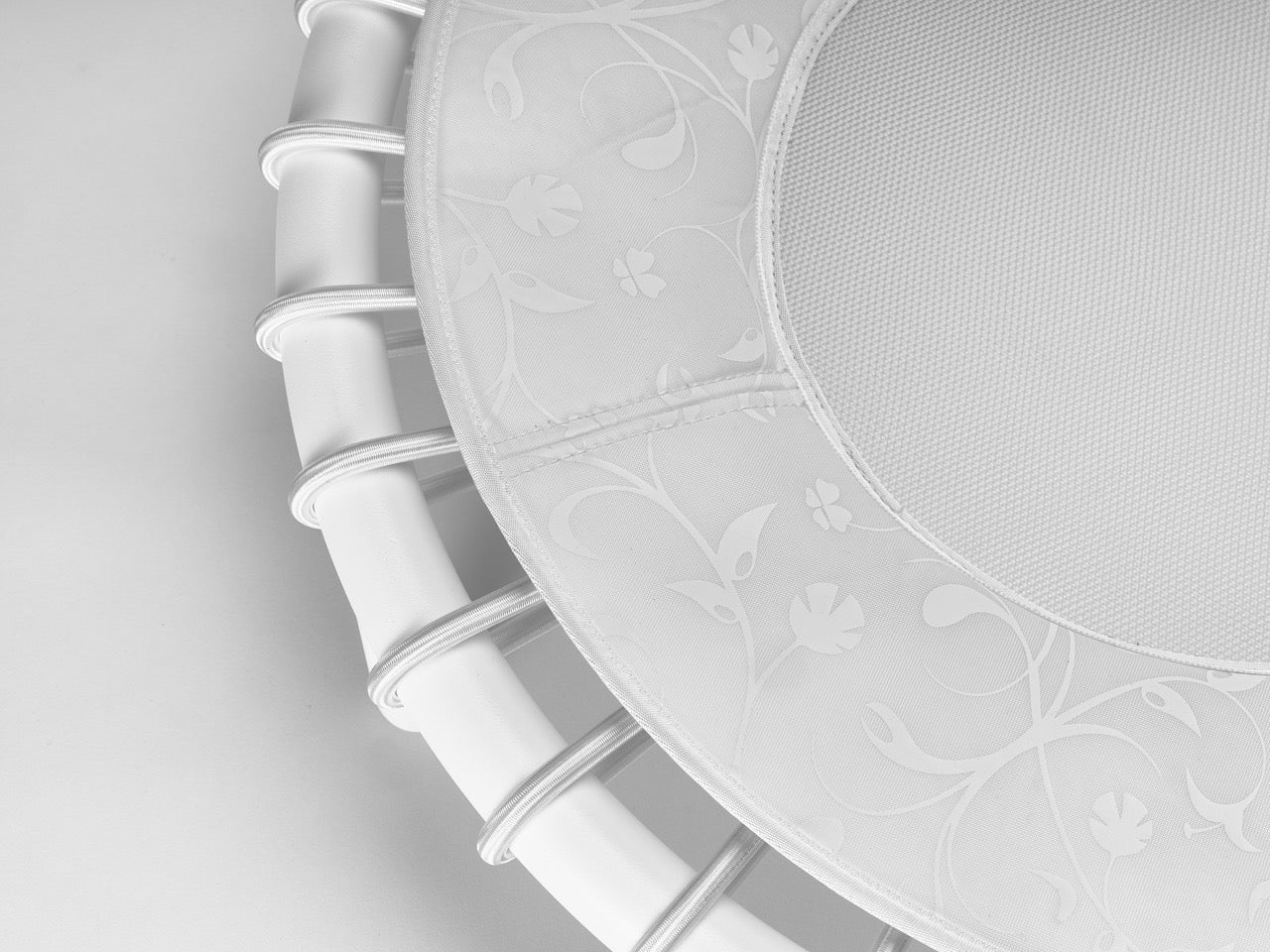 Standpolin in Weiß im Detail mit floraler Musterung, heller Sprungfläche und weißen Seilringen für aktives Stehen, Balance und ergonomische Bewegung.