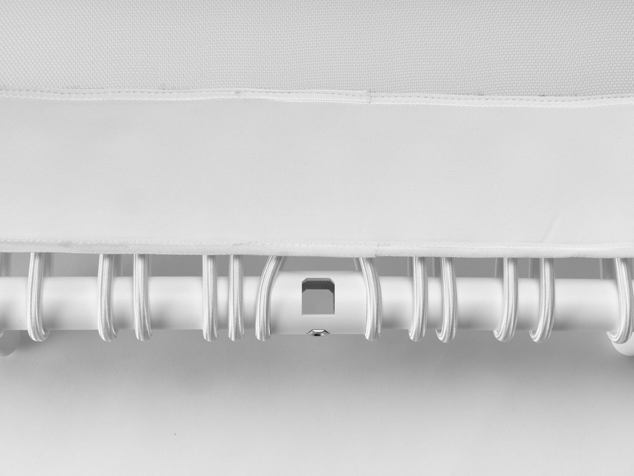 Standpolin in Weiß im Detail mit weißen Seilringen, heller Sprungfläche und stabilen Standfüßen für aktives Stehen, Balance und ergonomische Bewegung.