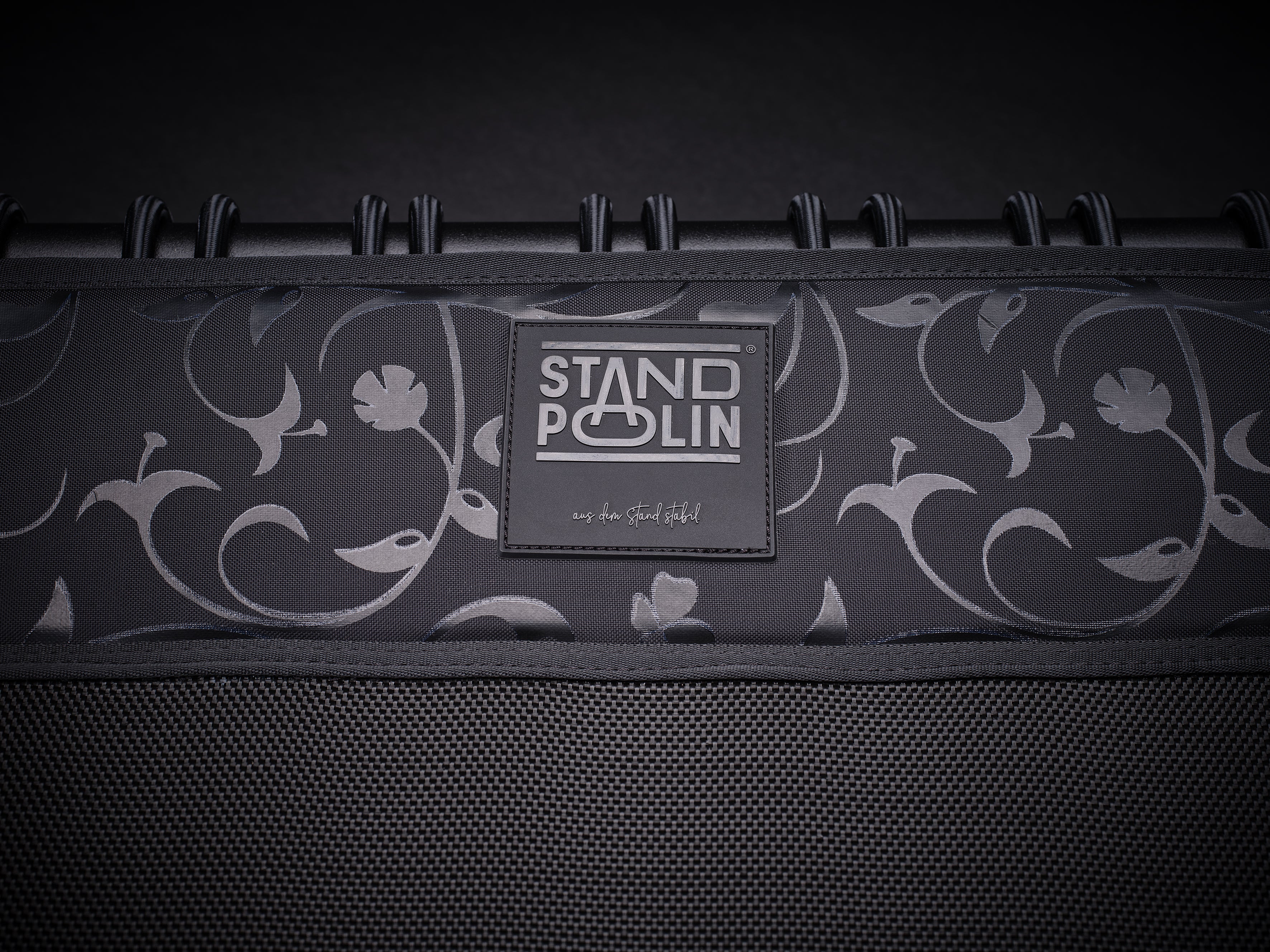 Standpolin Contzen Edition in Anthrazit im Detail mit floraler Randgestaltung, Logo Patch, dunkler Sprungfläche und elastischen Seilringen für aktives Stehen und Balance.