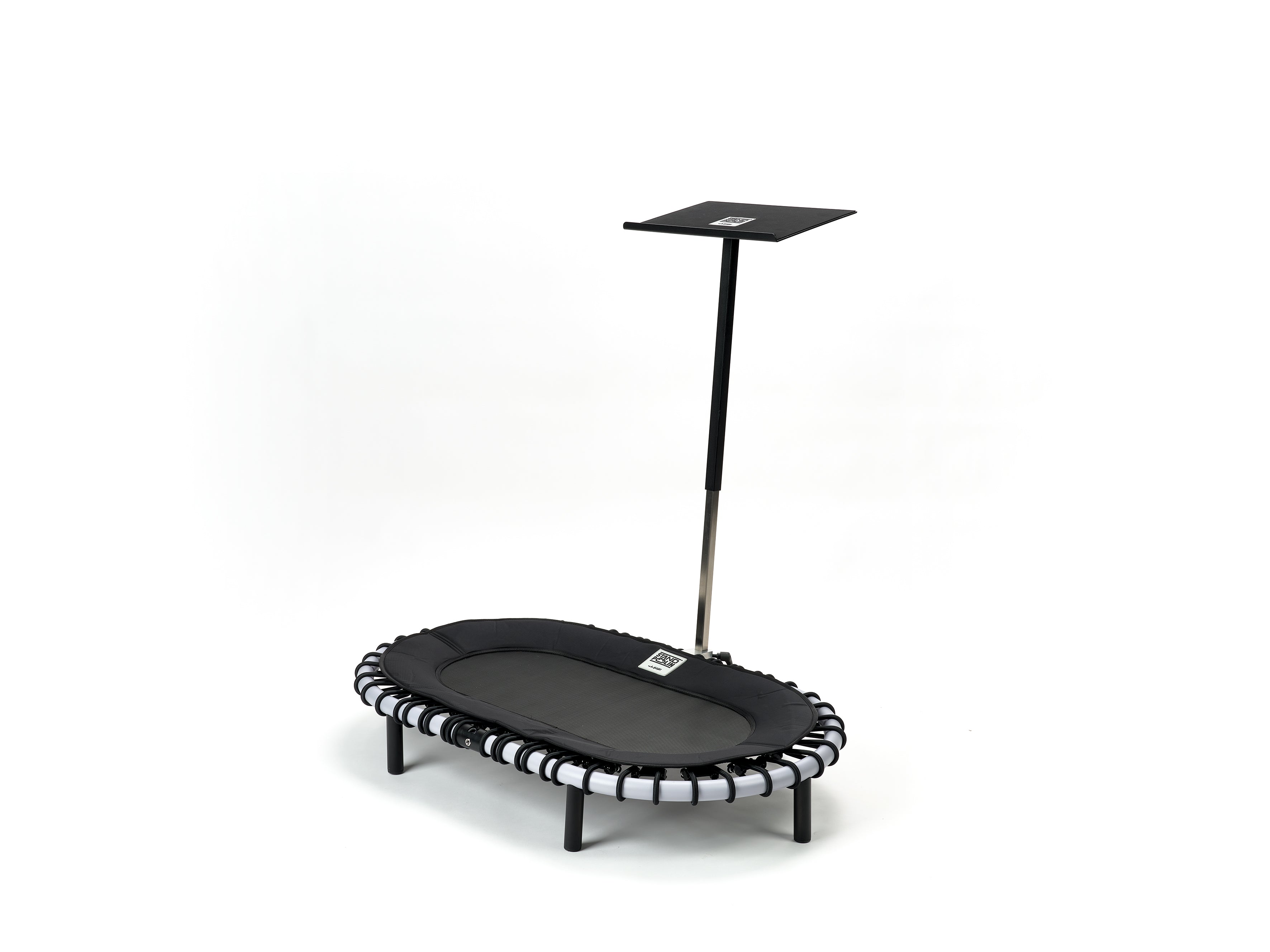 Standpolin in Hellgrau mit schwarzer Sprungfläche und höhenverstellbarer Sitzfläche für ergonomisches Arbeiten, aktives Stehen und Balance.