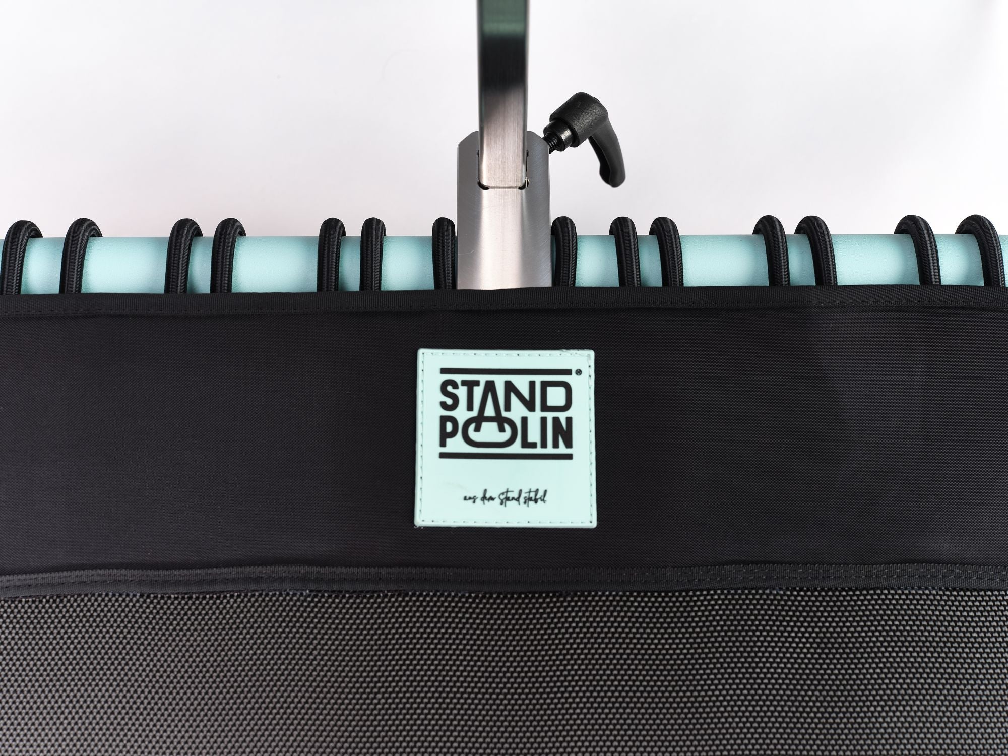 Detailaufnahme vom Standpolin mit Aqua Rahmen, schwarzer Sprungfläche, Standpolin Logo und silberner Halterung mit schwarzem Feststellhebel.