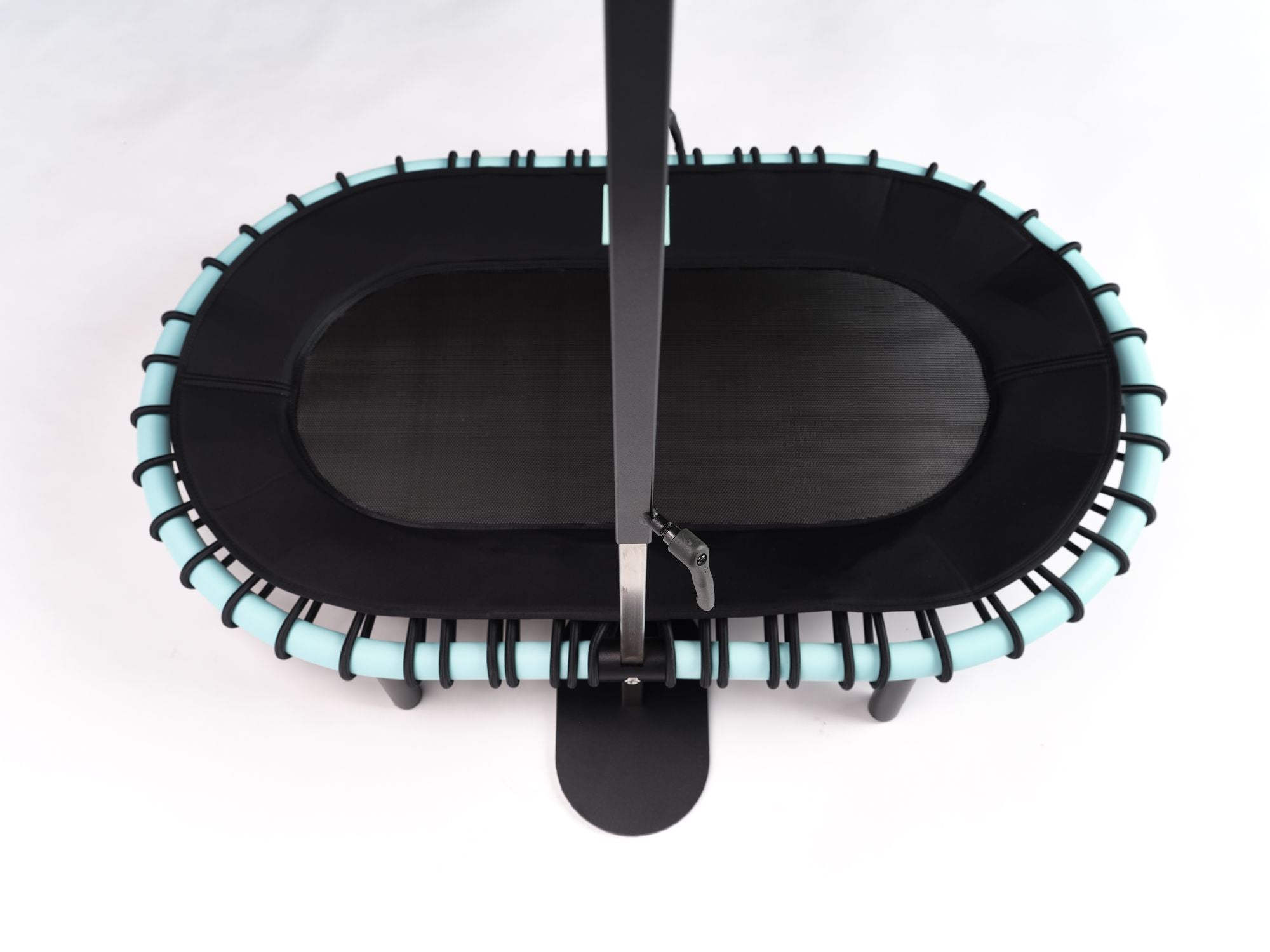 Standpolin mit Aqua Rahmen, schwarzer Sprungfläche und höhenverstellbarer Halterung mit Sitzfläche für ergonomisches Sitzen und Bewegung auf weißem Hintergrund.