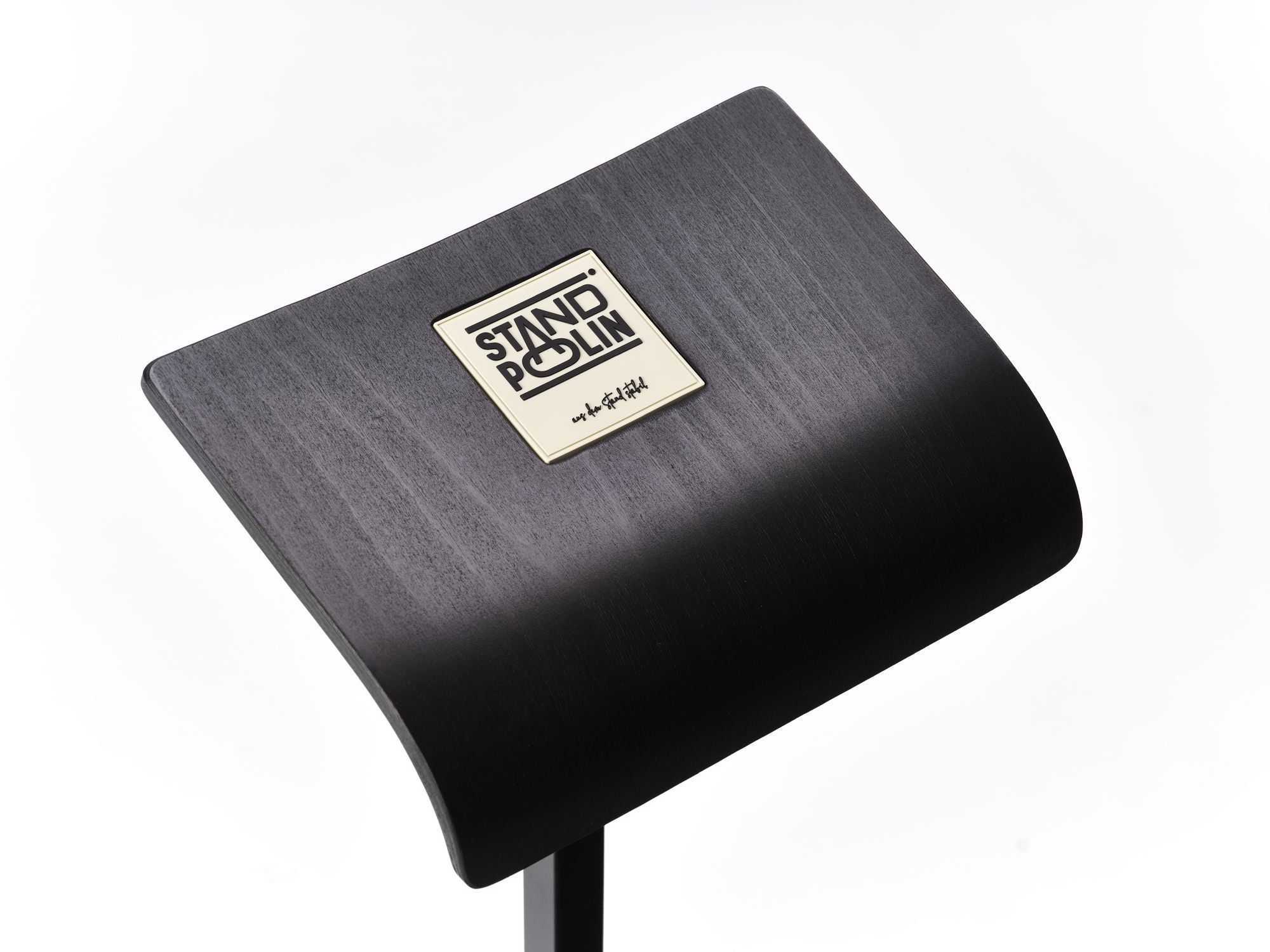 Detailaufnahme der gebogenen schwarzen Standpolin Sitzfläche mit sichtbarem Standpolin Logo und stabilem Standfuß auf weißem Hintergrund.