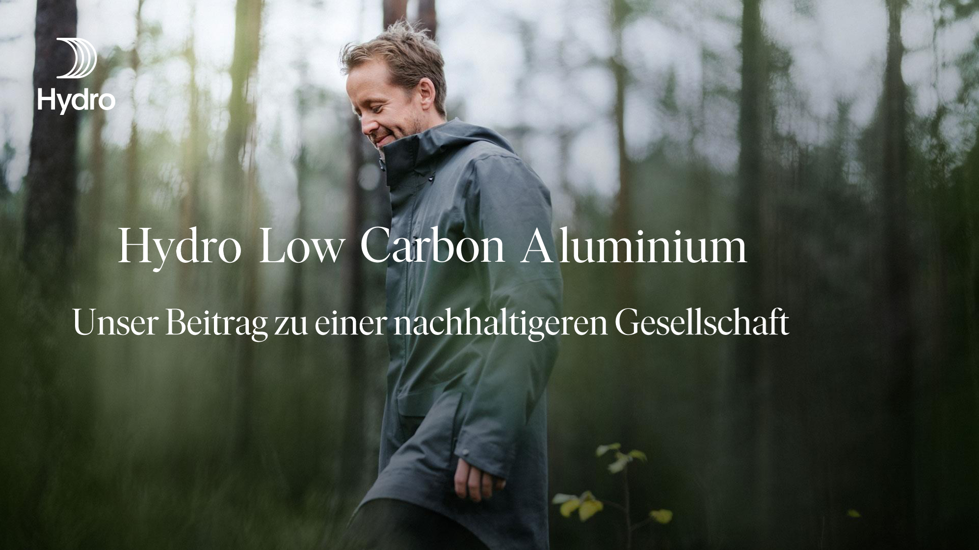Hydro Low Carbon Aluminium Grafik mit Person im Wald und Hinweis auf nachhaltigere Materialien für die umweltbewusste Herstellung von Standpolin.