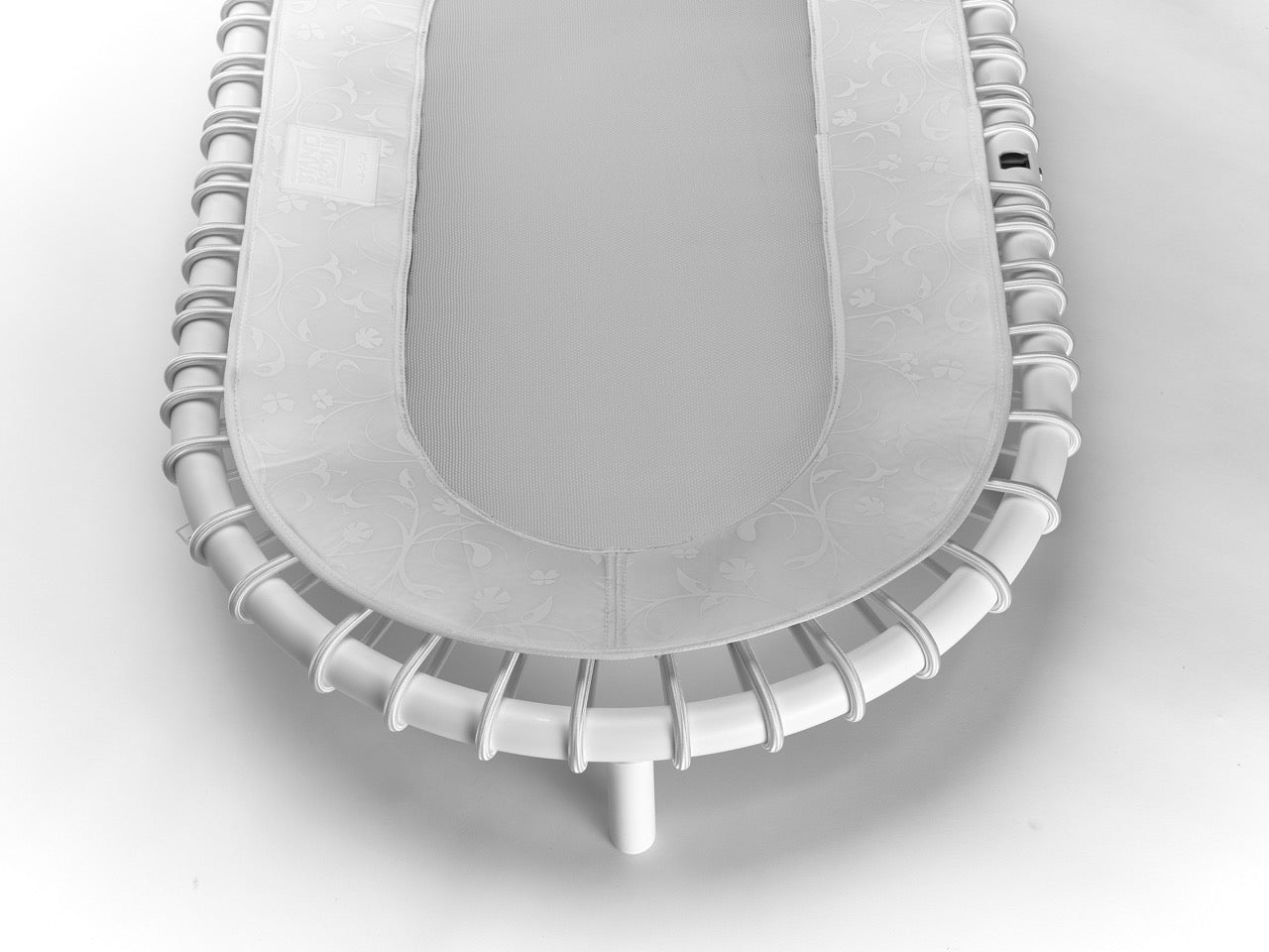 Standpolin in Weiß von oben mit heller Sprungfläche, floraler Musterung und weißen Seilringen für aktives Stehen, Balance und ergonomische Bewegung.