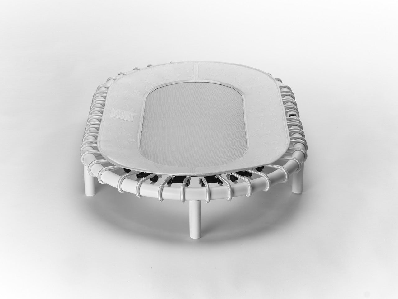 Standpolin in Weiß mit heller Sprungfläche, weißem Rahmen und elastischen Seilringen in Frontansicht für aktives Stehen, Balance und ergonomische Bewegung.
