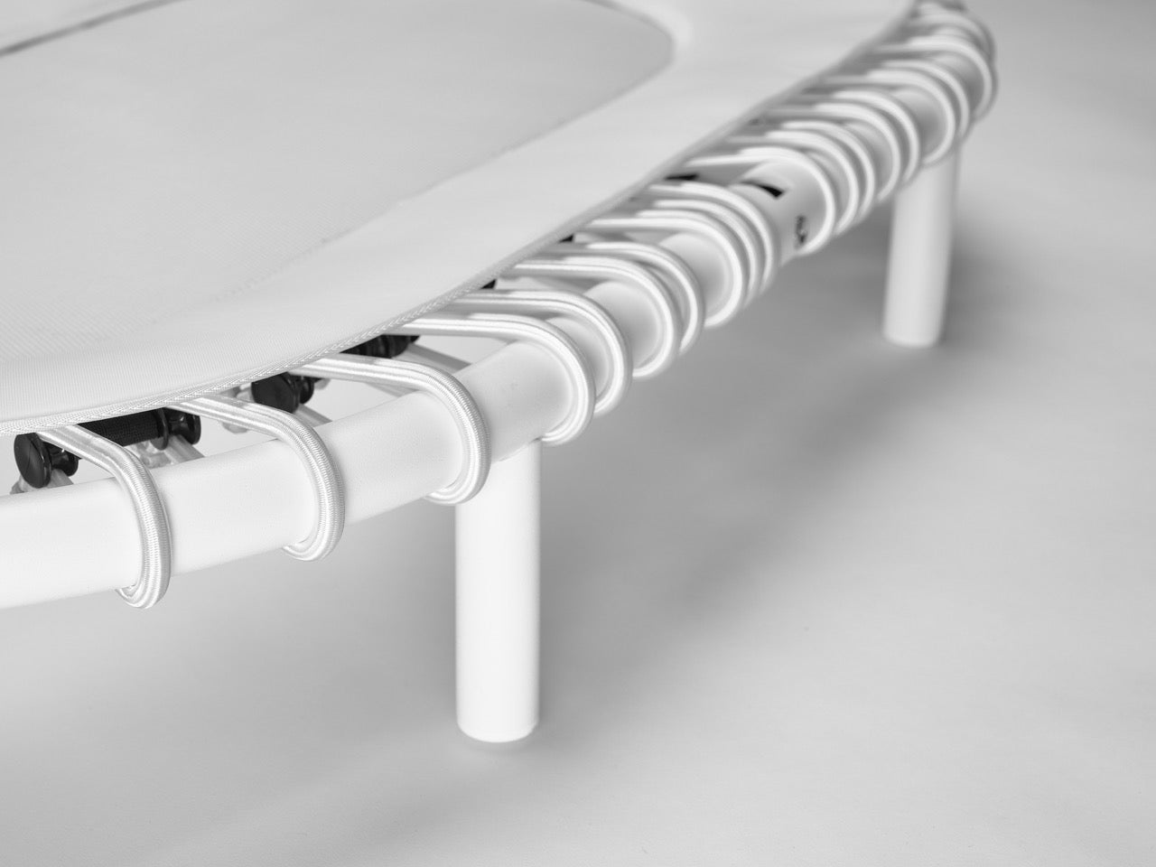 Standpolin in Weiß im Detail mit weißen Seilringen, heller Sprungfläche und stabilen Standfüßen für aktives Stehen, Balance und ergonomische Bewegung.