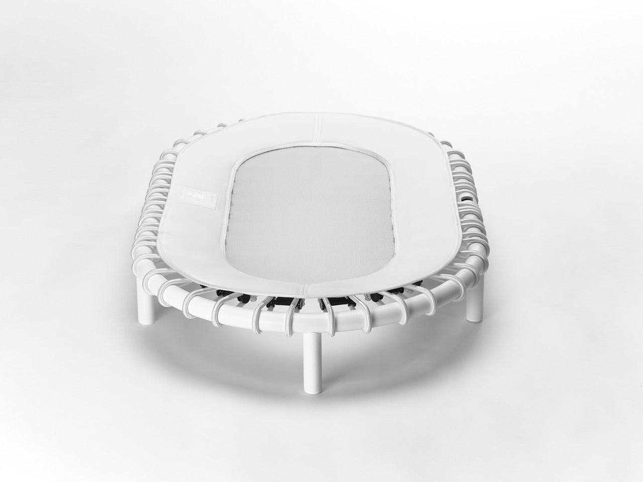 Standpolin in Weiß mit heller Sprungfläche, weißen Seilringen und weißem Rahmen in Frontansicht für aktives Stehen, Balance und ergonomische Bewegung.