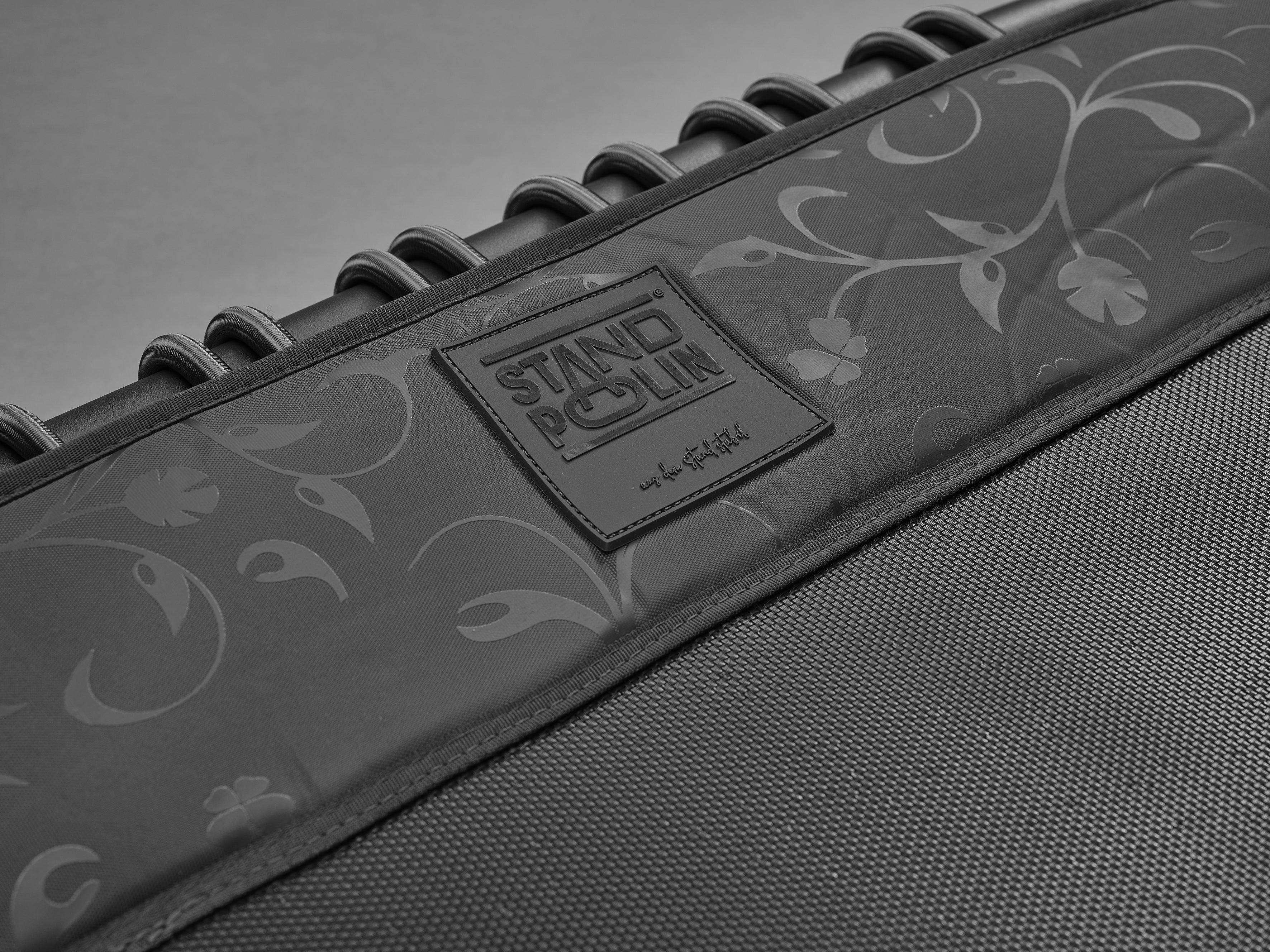 Standpolin Contzen Edition in Grafit im Detail mit floraler Randgestaltung, Ton in Ton Logo, dunkler Sprungfläche und elastischen Seilringen für aktives Stehen und Balance.