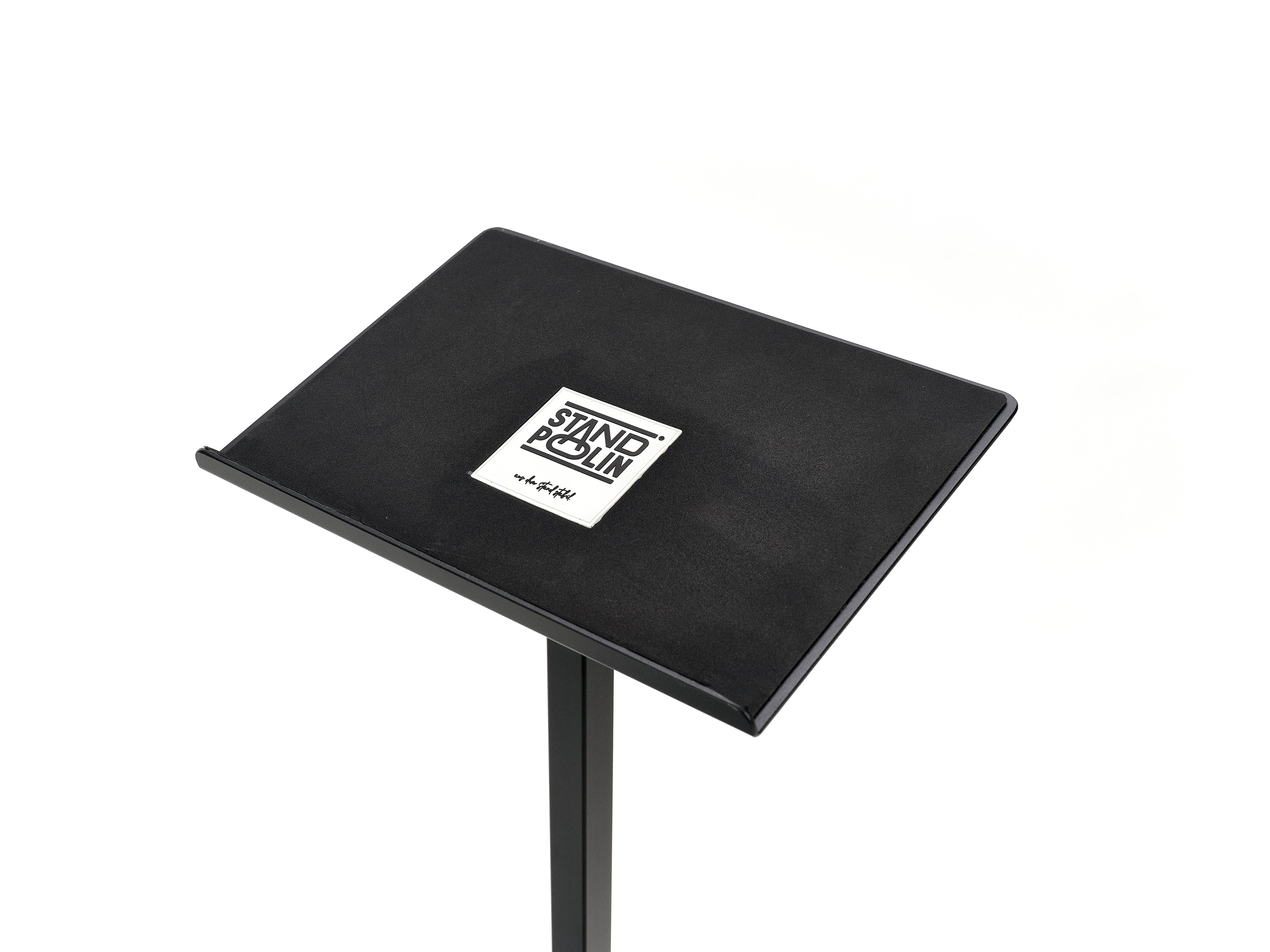 Standpolin Ablage für Laptop zum Arbeiten mit schwarzer Oberfläche, Logo von Standpolin und erhöhter Kante für ergonomisches Arbeiten im Stehen v2