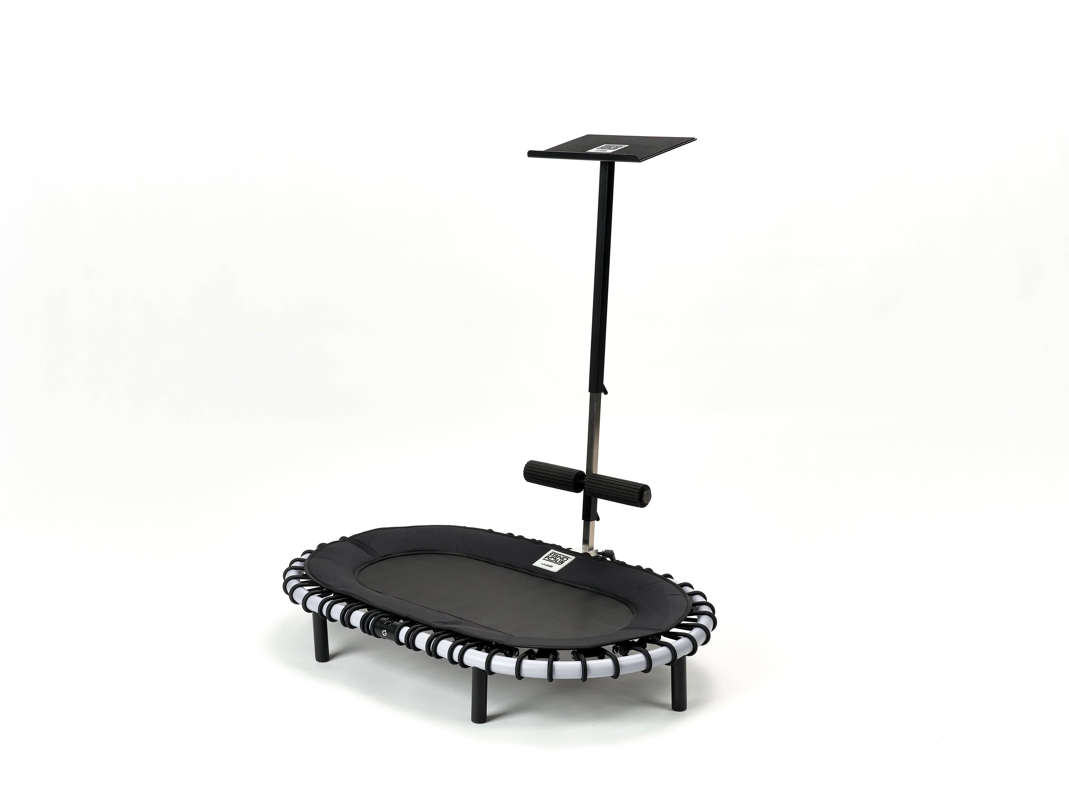 Standpolin in Hellgrau mit montierter Fußablage, Haltestange und Feststellhebel für ergonomisches Stehen, Fußentlastung und mehr Komfort beim Arbeiten.
