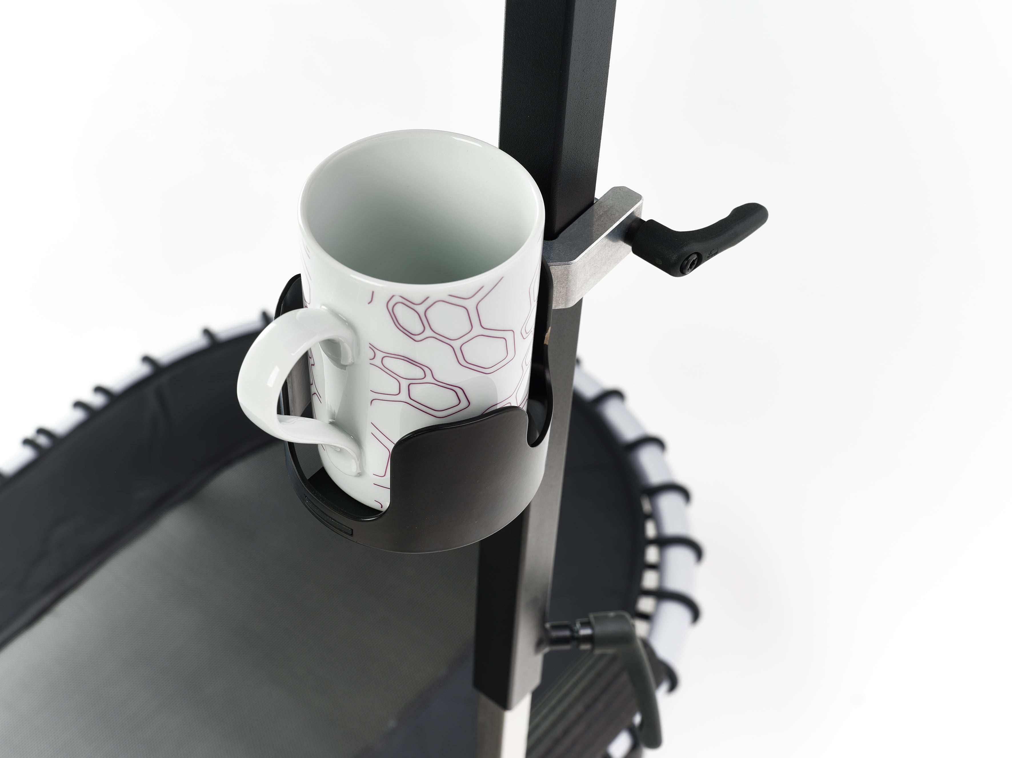 Standpolin Zubehör mit montiertem Getränkehalter und Tasse an der Halterung für komfortables Arbeiten, aktives Stehen und Bewegung im Alltag.