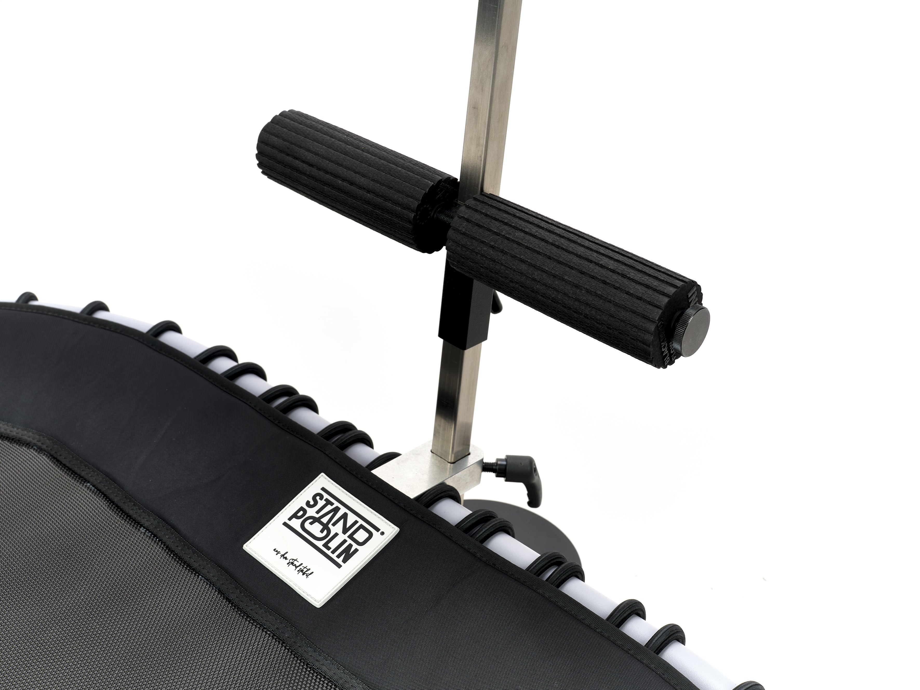 Standpolin in Hellgrau mit montierter Fußablage und Haltestange für ergonomisches aktives Stehen, Entlastung der Füße und mehr Komfort beim Arbeiten.