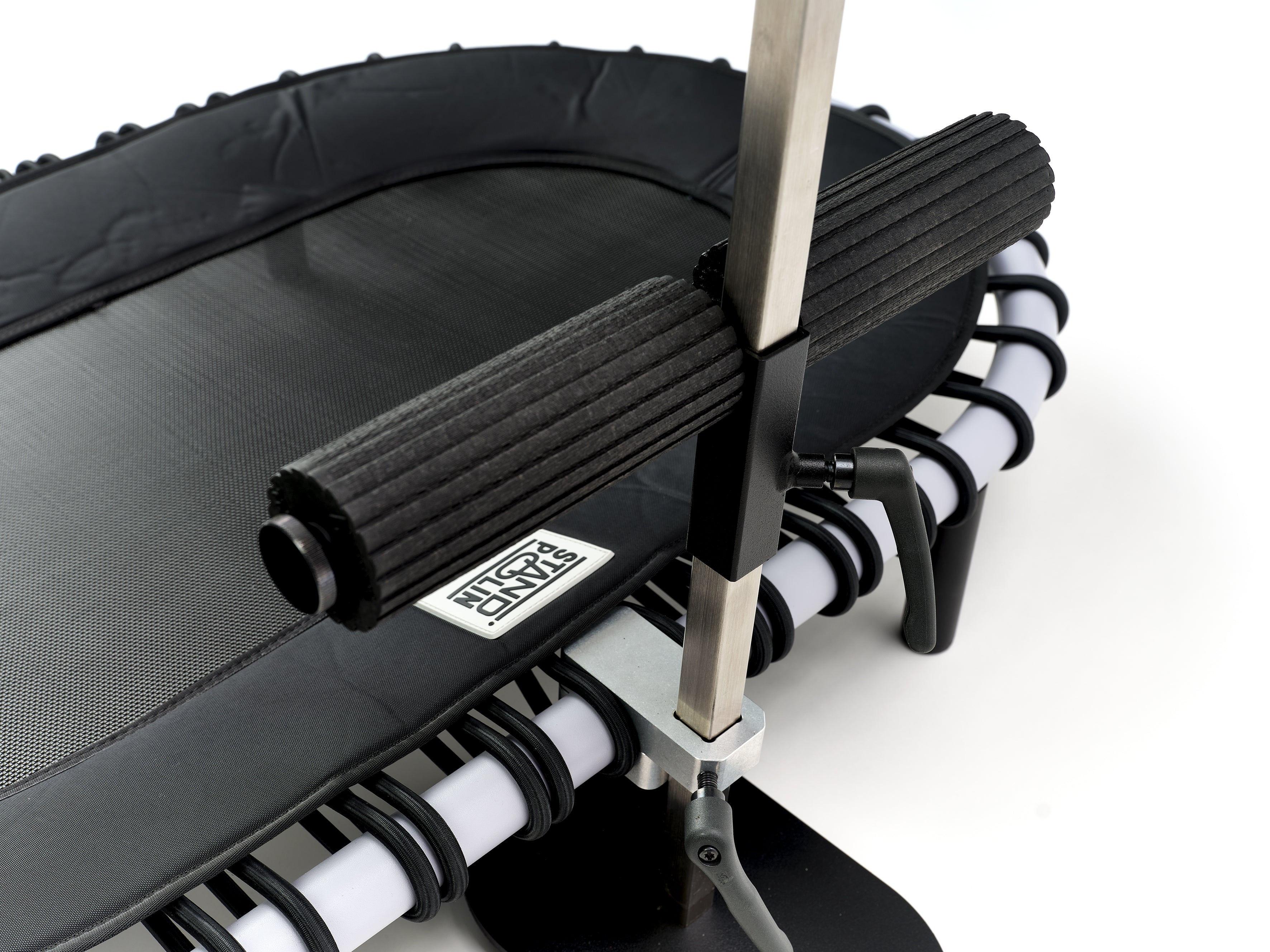 Standpolin in Hellgrau mit montierter Fußablage, Haltestange und Feststellhebel für ergonomisches Stehen, Fußentlastung und mehr Komfort beim Arbeiten.