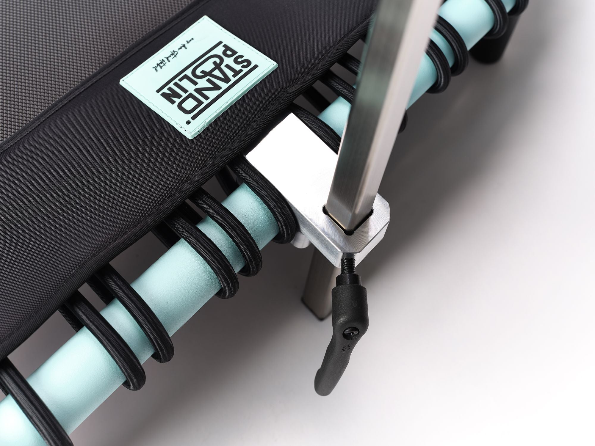 Detailaufnahme vom Standpolin mit Aqua Rahmen, schwarzer Sprungfläche, Standpolin Logo und silberner Halterung mit schwarzem Feststellhebel.
