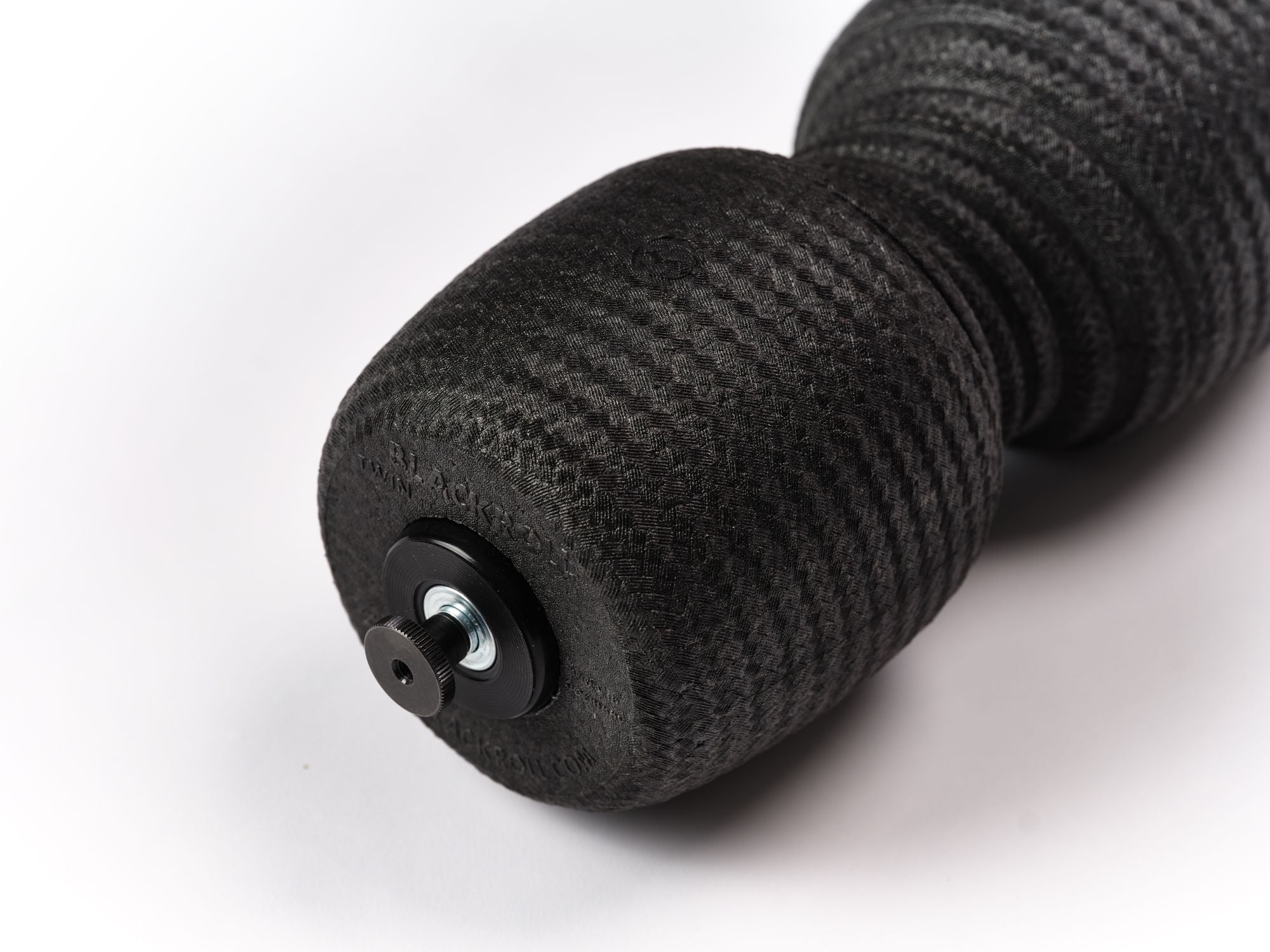 Blackroll für Standpolin mit schwarzer Struktur, Befestigungselement und robuster Oberfläche für Faszienmassage und Regeneration auf weißem Hintergrund.