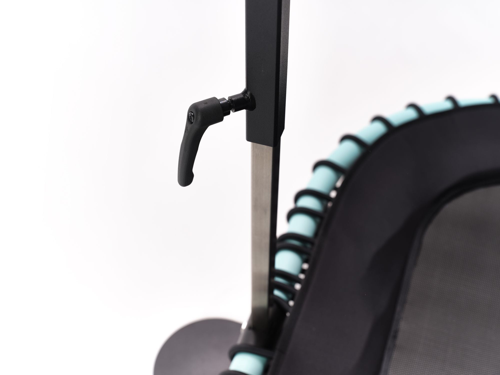 Detailaufnahme der höhenverstellbaren Standpolin Halterung mit schwarzem Feststellhebel, Metallfuß und Standpolin mit Aqua Rahmen im Hintergrund.
