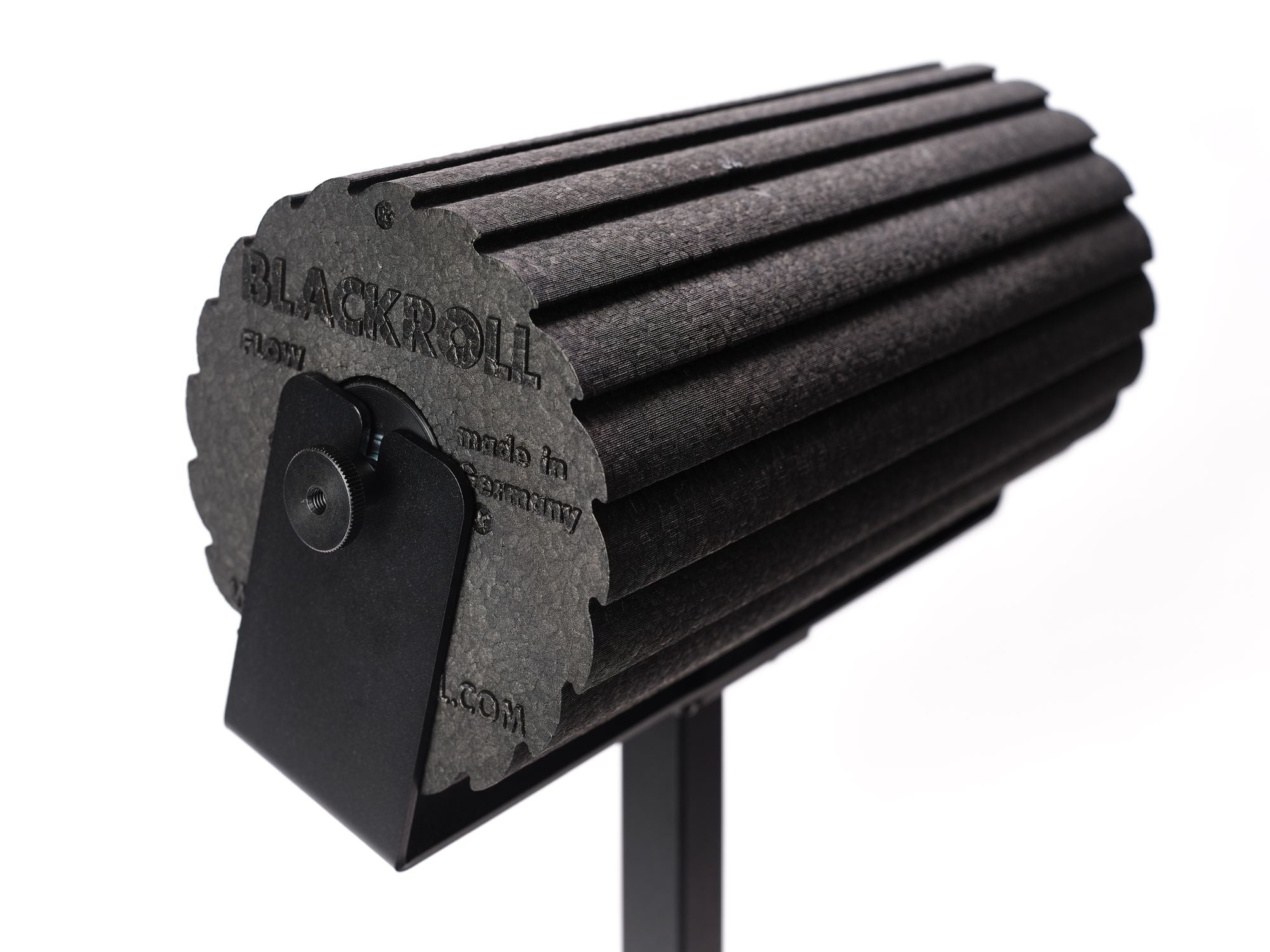Blackroll für Standpolin mit gerillter schwarzer Oberfläche, stabiler Halterung und Befestigungselement für Faszienmassage und Regeneration auf weißem Hintergrund.