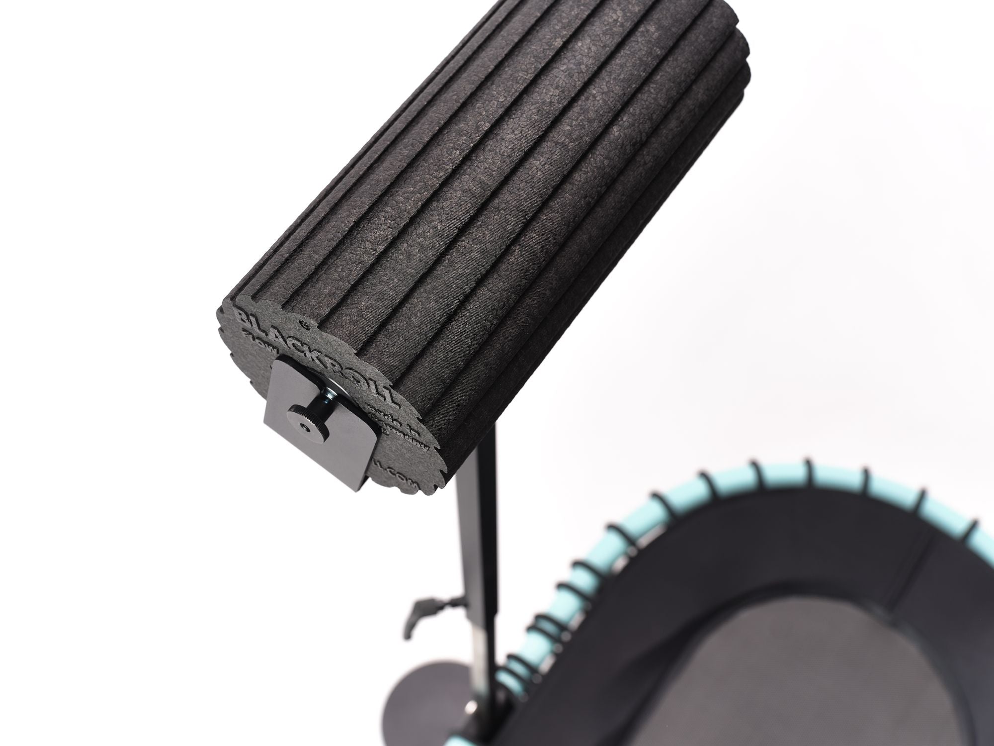 Blackroll für Standpolin mit gerillter schwarzer Oberfläche, stabiler Halterung und Aqua Standpolin im Hintergrund für Faszienmassage und Regeneration.