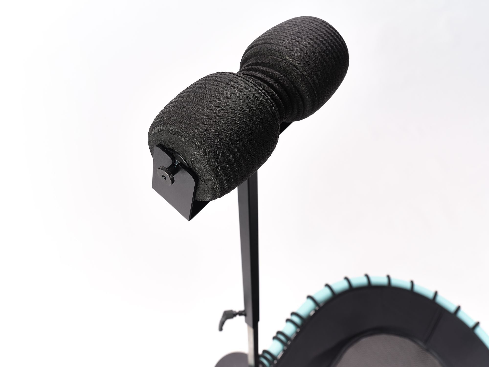Blackroll für Standpolin mit schwarzer Struktur und stabiler Halterung, montiert am Standfuß neben einem Standpolin mit Aqua Rahmen auf weißem Hintergrund.