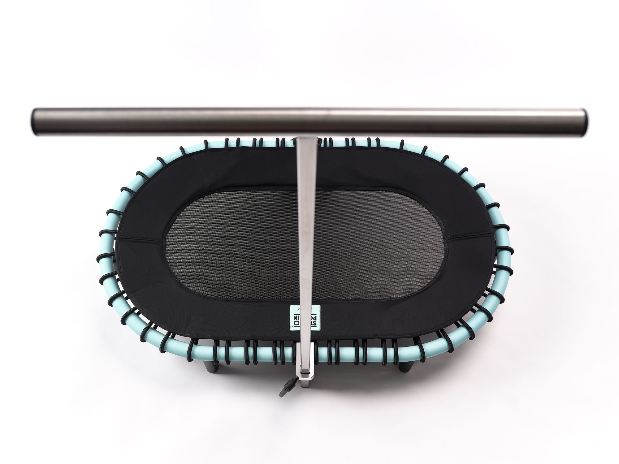 Standpolin mit Aqua Rahmen und montierter Haltestange aus Metall, schwarzer Sprungfläche, schwarzen Gummiseilen und sichtbarem Standpolin Logo auf weißem Hintergrund.