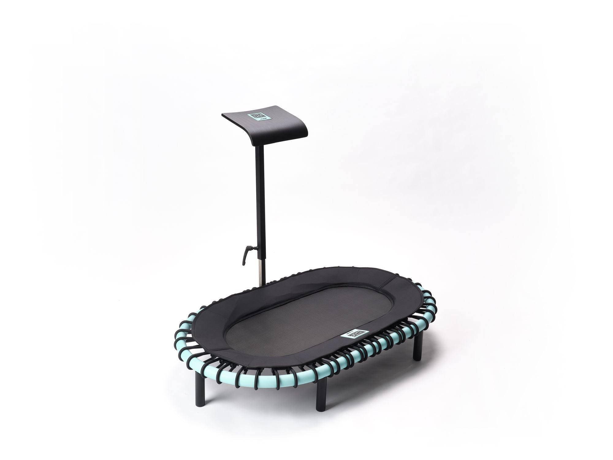 Standpolin mit Aqua Rahmen, schwarzer Sprungfläche und montierter höhenverstellbarer Sitzfläche für ergonomisches Sitzen und Bewegung auf weißem Hintergrund.